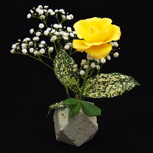 大谷の石屋マルオカ / 小さな石のかご(一輪挿し)